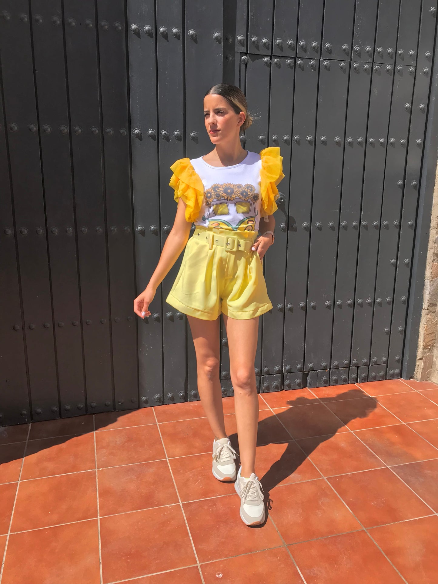 SHORT CON CINTURON AMARILLO