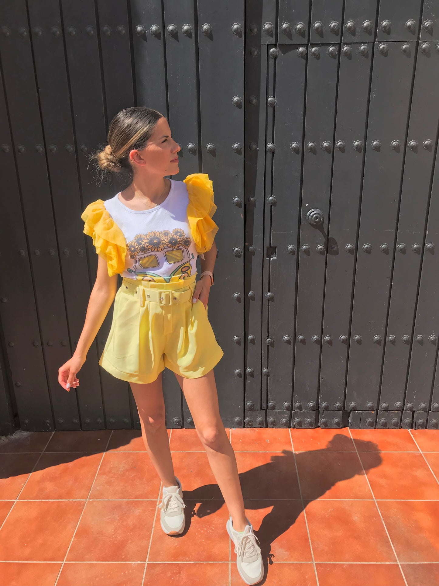 SHORT CON CINTURON AMARILLO